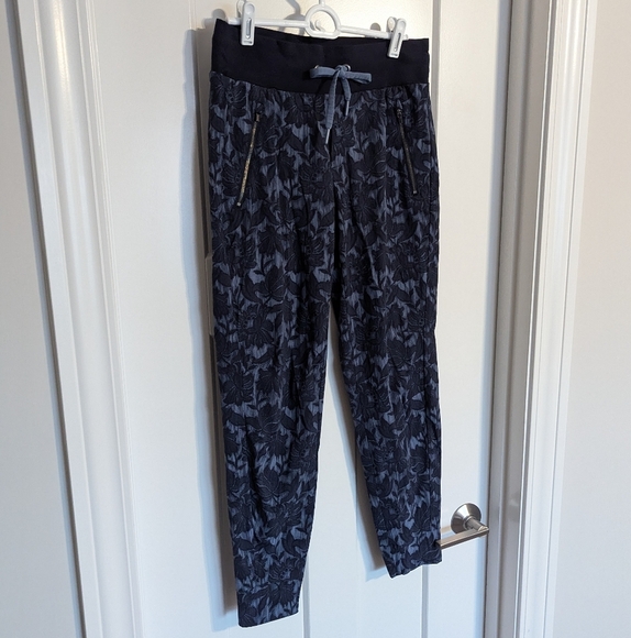 Athleta Trekkie North Jogger Pants - Ethereal Bloom Cottage Blue - sz 4 - Picture 2 of 7